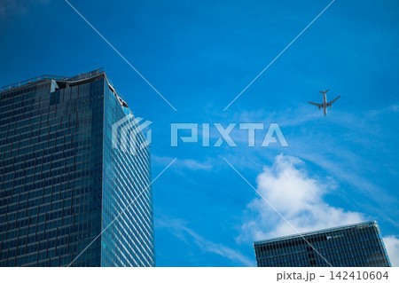 東京上空を飛ぶ旅客機 東京上空を飛ぶ旅客機 142410604