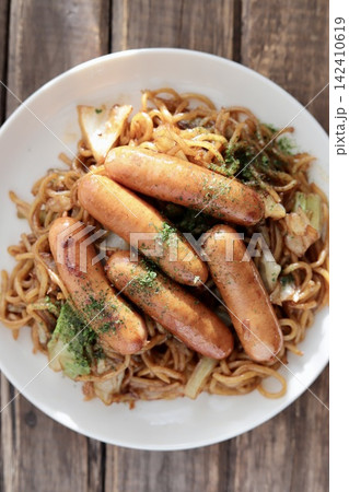 ウインナーをそのまま5本乗っけたわんぱくソース焼きそば 142410619