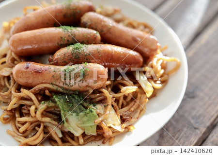 ウインナーをそのまま5本乗っけたわんぱくソース焼きそば 142410620