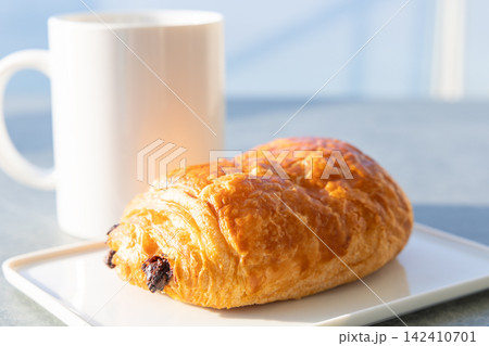 フランスの美味しいチョコレートパンのモーニング フランスの美味しいチョコレートパンのモーニング 142410701