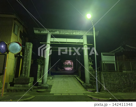 夜の神社と、街灯に照らされた鳥居 夜の神社と、街灯に照らされた鳥居 142411348