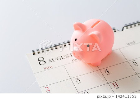ピンクの豚の貯金箱と8月のカレンダー ピンクの豚の貯金箱と8月のカレンダー 142411555