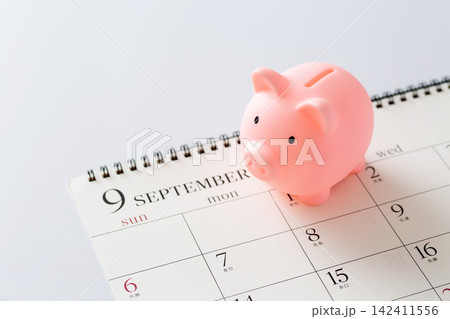 ピンクの豚の貯金箱と9月のカレンダー ピンクの豚の貯金箱と9月のカレンダー 142411556