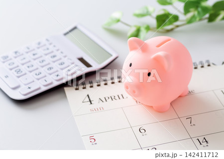 ピンクの豚の貯金箱と4月のカレンダー ピンクの豚の貯金箱と4月のカレンダー 142411712