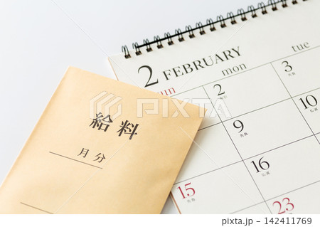 2月のカレンダーと給料 2月のカレンダーと給料 142411769