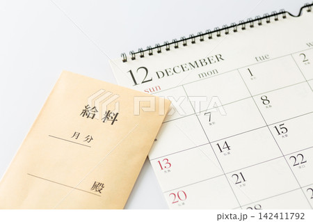 12月のカレンダーと給料 12月のカレンダーと給料 142411792