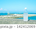 海辺で喉をうるおす 142412069