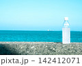 海辺で喉をうるおす 142412071