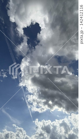 雲の空き間を抜けると向こうは青空 142412116