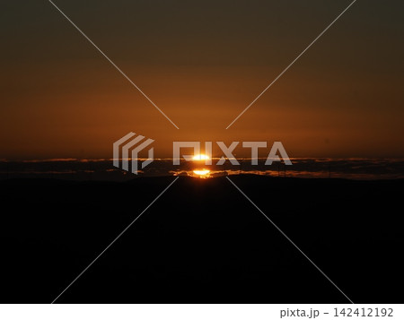 夕陽が照らす雲帯—光の層が重なる内陸の静寂な黄昏景観記録 夕陽が照らす雲帯—光の層が重なる内陸の静寂な黄昏景観記録 142412192