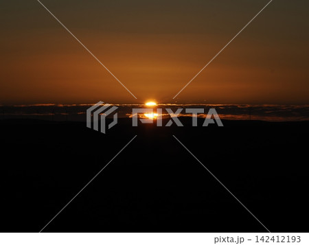 夕陽が沈む水平線—薄雲が重なる内陸の光と影の夕景記録 夕陽が沈む水平線—薄雲が重なる内陸の光と影の夕景記録 142412193