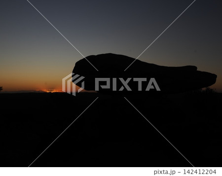夕陽に浮かぶ岩塊シルエット—空の濃淡が重なる内陸の静寂な黄昏景観記録 夕陽に浮かぶ岩塊シルエット—空の濃淡が重なる内陸の静寂な黄昏景観記録 142412204