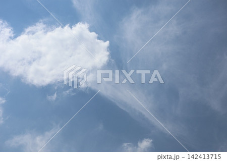 薄雲と白い雲と青空の空の風景 薄雲と白い雲と青空の空の風景 142413715