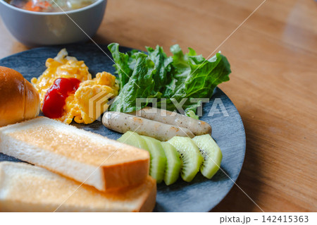 食パンとスクランブルエッグに焦点を当てた朝食の接写 食パンとスクランブルエッグに焦点を当てた朝食の接写 142415363