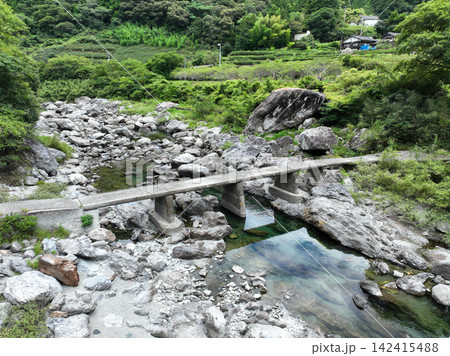 高知県仁淀川町　長屋の沈下橋 142415488