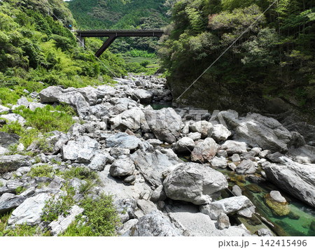 高知県仁淀川町 長屋大橋と長屋の沈下橋 高知県仁淀川町 長屋大橋と長屋の沈下橋 142415496