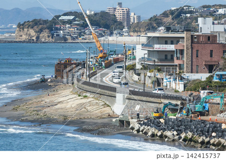 鎌倉稲村ヶ崎  国道134号と護岸工事 142415737