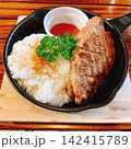 香ばしく焼いた牛ステーキとライスのランチプレート 142415789