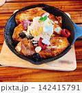 ベリーとアイスクリームをトッピングしたフレンチトーストのカフェスイーツ 142415791