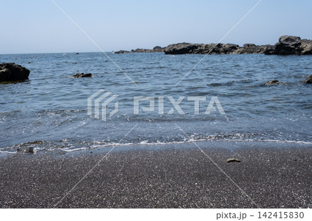 神奈川県城ヶ島海岸の砂浜に打ち寄せる波 142415830