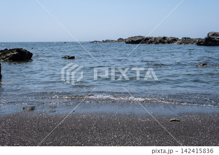 神奈川県城ヶ島海岸の砂浜に打ち寄せる波 142415836
