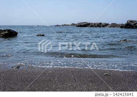 神奈川県城ヶ島海岸の砂浜に打ち寄せる波 142415841