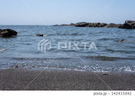 神奈川県城ヶ島海岸の砂浜に打ち寄せる波 142415842