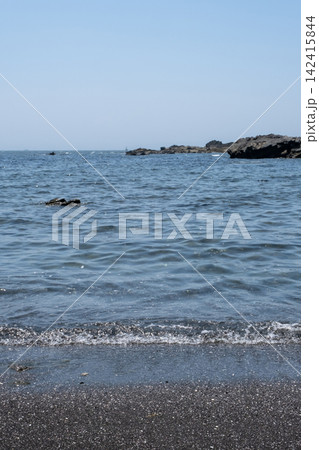 神奈川県城ヶ島海岸の砂浜に打ち寄せる波 142415844