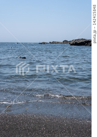 神奈川県城ヶ島海岸の砂浜に打ち寄せる波 142415848