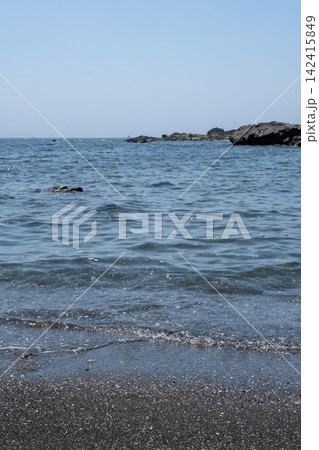 神奈川県城ヶ島海岸の砂浜に打ち寄せる波 142415849