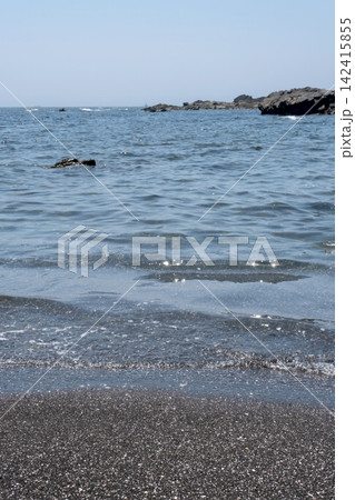 神奈川県城ヶ島海岸の砂浜に打ち寄せる波 142415855
