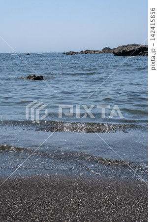 神奈川県城ヶ島海岸の砂浜に打ち寄せる波 142415856