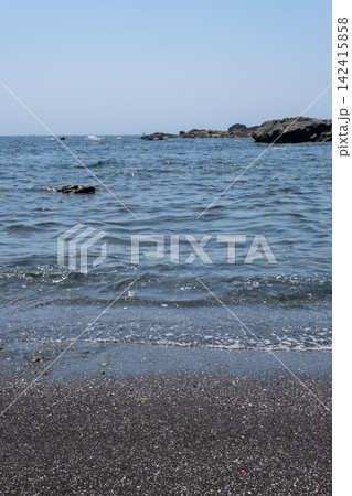 神奈川県城ヶ島海岸の砂浜に打ち寄せる波 神奈川県城ヶ島海岸の砂浜に打ち寄せる波 142415858