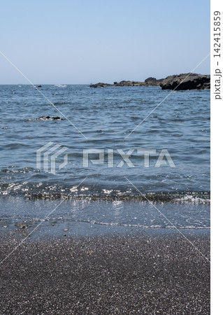 神奈川県城ヶ島海岸の砂浜に打ち寄せる波 142415859