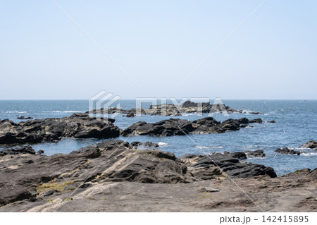 神奈川県三浦市城ヶ島 岩場のある海岸の風景 神奈川県三浦市城ヶ島 岩場のある海岸の風景 142415895