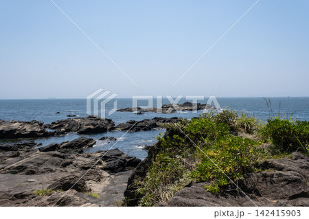 神奈川県三浦市城ヶ島  岩場のある海岸の風景 142415903