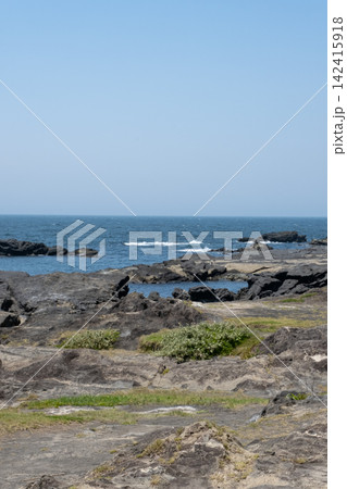 神奈川県三浦市城ヶ島  岩礁のある海岸の風景 142415918