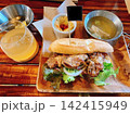 グリルした肉と野菜を挟んだバケットサンドのランチセット 142415949