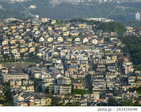 朝日に照らされた住宅地の風景 朝日に照らされた住宅地の風景 142416046