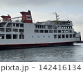 東京湾を渡る大型フェリーかなや丸の船体 142416134