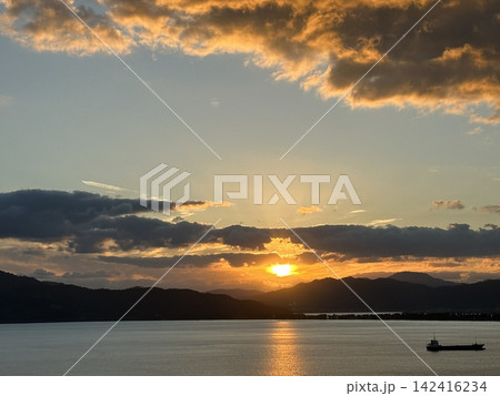 茜色に染まる夕焼けと海 茜色に染まる夕焼けと海 142416234