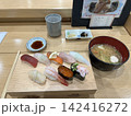 新鮮なネタの握り寿司と味噌汁を楽しむ和食ランチ 142416272