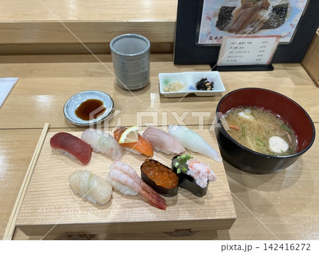 新鮮なネタの握り寿司と味噌汁を楽しむ和食ランチ 新鮮なネタの握り寿司と味噌汁を楽しむ和食ランチ 142416272