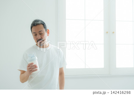 プロテインを飲むシニア男性 142416298
