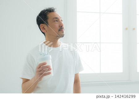 プロテインを飲むシニア男性 プロテインを飲むシニア男性 142416299