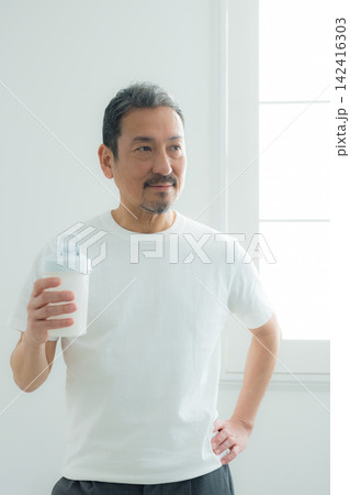 プロテインを飲むシニア男性 142416303
