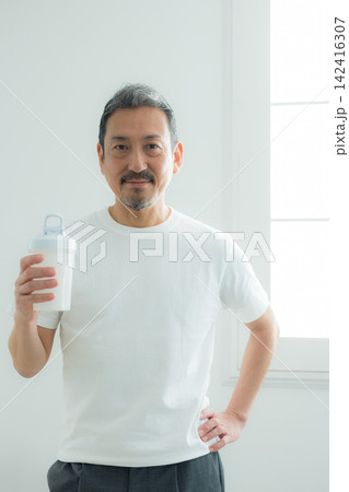 プロテインを飲むシニア男性 プロテインを飲むシニア男性 142416307
