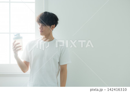 プロテインを飲む若い男性 プロテインを飲む若い男性 142416310