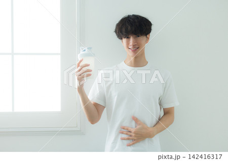 プロテインを飲む若い男性 プロテインを飲む若い男性 142416317