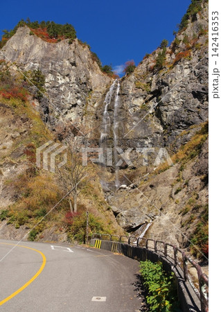 秋の白山白川郷ホワイトロード ふくべの大滝 秋の白山白川郷ホワイトロード ふくべの大滝 142416353